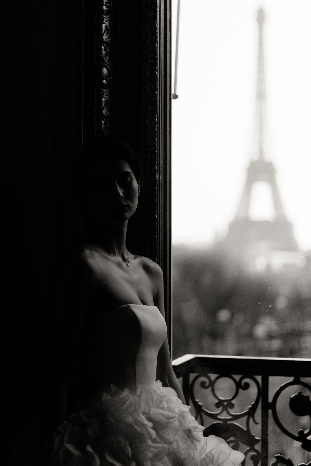  une femme à contre jour on voit la tour eiffel